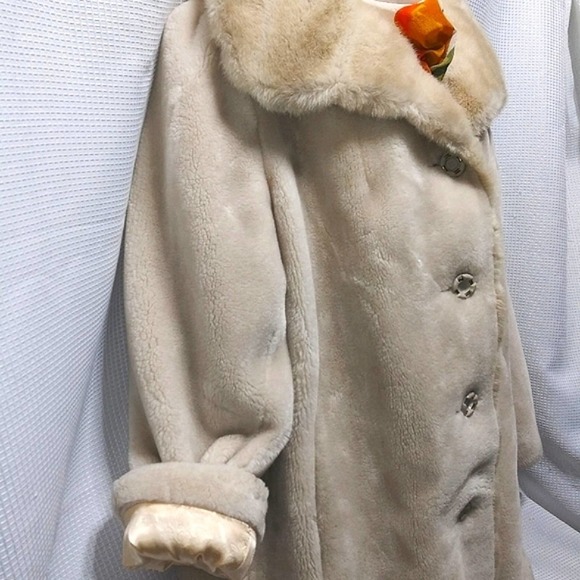 VINTAGE Deluxe Fur-like COAT Cream Beige Ivory Gold Buttons Superior Fabric RARE - Picture 5 of 14